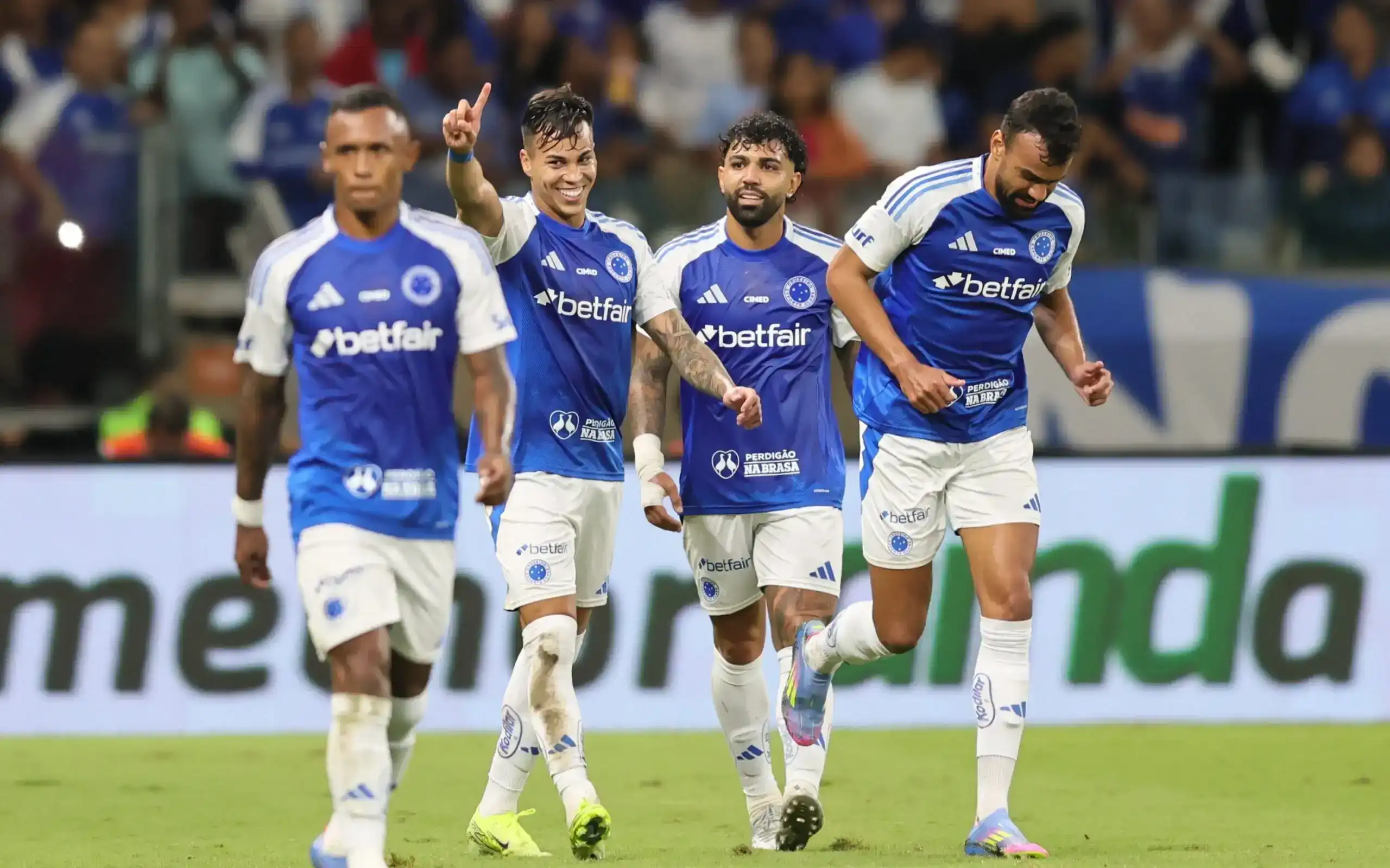 Menjelajahi Dunia Peraduan Bola Sepak